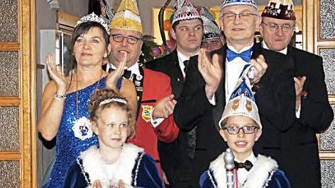 Spaß in Rehau hatten Sabine I. und Robert I. sowie das Kinderprinzenpaar Heidi I. und Hannes I. zusammen mit Präsident Wieland Beierkuhnlein (re.) und 2. Präsident Jürgen Deuerling (li).  Foto: privat
