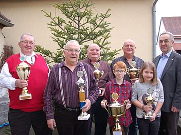 Über ein erfolgreiches Reisejahr 2017 und zahlreiche Auszeichnungen freuten sich bei der traditionellen Siegerehrung Vorsitzender Kurt Herbert, Ernst Schmitt,  Engelbert und Lukas Bäumker, Georg Schmitt und Enkelin Josefine Manger sowie Bürgermeister Kurt Back. Manfred Mellenthin
