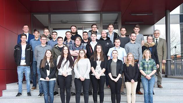 Anerkennungsurkunden des Bezirks und Geschenke des F&ouml;rdervereins gingen an die besten Absolventen der Berufsschule.  Foto: Eckhard Heise