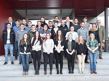 Anerkennungsurkunden des Bezirks und Geschenke des Fördervereins gingen an die besten Absolventen der Berufsschule.  Foto: Eckhard Heise