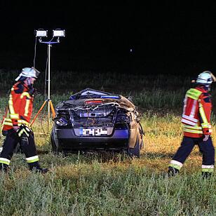 Kreis Erlangen: Cabrio überschlägt sich auf Acker mehrfach - Fahrer schwer verletzt