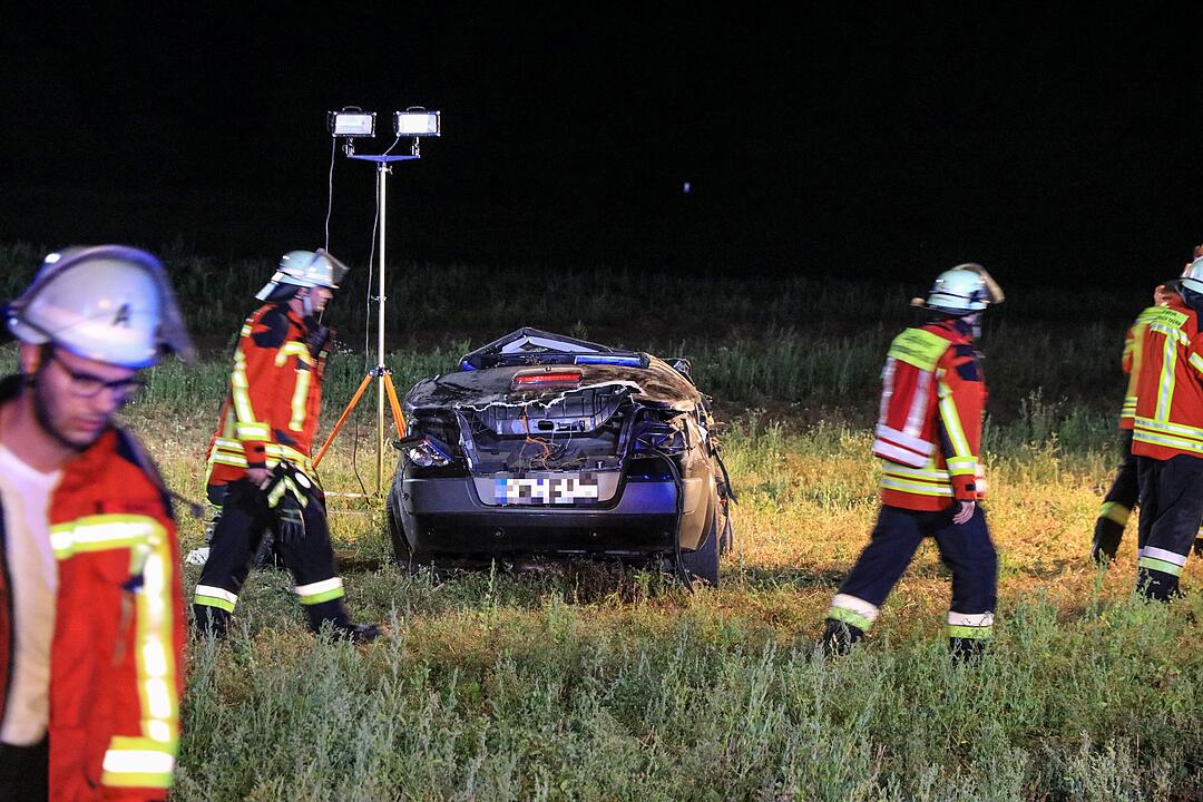 Kreis Erlangen: Cabrio überschlägt sich auf Acker mehrfach - Fahrer schwer verletzt