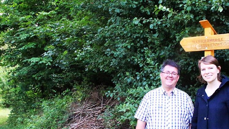 Bürgermeister Udo Dauer und MdB Emmi Zeulner stehen vor dem bestehenden Trampelpfad, der zu einem Rad- und Wanderweg umfunktioniert werden soll. Fotos: Roland Dietz