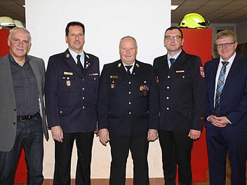 Im Bild (von links): B&uuml;rgermeister J&uuml;rgen Karle (Wartmannsroth), KBM Oliver Lukaschewitsch, KBI Thomas Eyrich, KBM Torsten B&uuml;chner, 2. B&uuml;rgermeister J&uuml;rgen Kolb (Oberthulba)  Foto: Carolin Granich