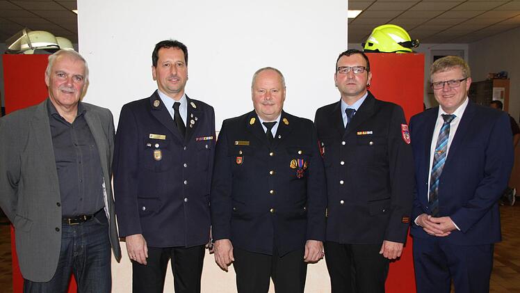 Im Bild (von links): B&uuml;rgermeister J&uuml;rgen Karle (Wartmannsroth), KBM Oliver Lukaschewitsch, KBI Thomas Eyrich, KBM Torsten B&uuml;chner, 2. B&uuml;rgermeister J&uuml;rgen Kolb (Oberthulba)  Foto: Carolin Granich