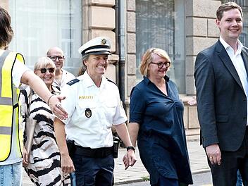 Schülerlotsen im Einsatz: Sicheres Straßengeleit für (v. r.) Mathias Polz, Pressesprecher der Sparkasse Bamberg, Jonas Glüsenkamp, Zweiter Bürgermeister der Stadt Bamberg, Saskia Hofmeister, Oberstudiendirektorin des Franz-Ludwig-Gymnasiums und Po...