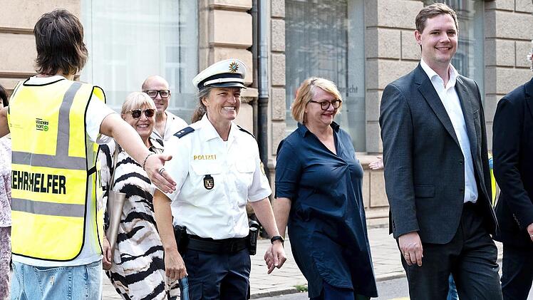 Schülerlotsen im Einsatz: Sicheres Straßengeleit für (v. r.) Mathias Polz, Pressesprecher der Sparkasse Bamberg, Jonas Glüsenkamp, Zweiter Bürgermeister der Stadt Bamberg, Saskia Hofmeister, Oberstudiendirektorin des Franz-Ludwig-Gymnasiums und Po...