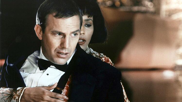 Wie gut, dass Rachels (Whitney Houston) Besch&uuml;tzer Frank (Kevin Costner) stets ein Auge auf sie wirft.