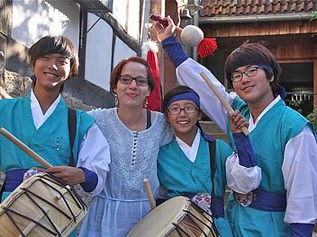 Regina Mützel mit den Gästen aus Korea (von links): Junghun, Gyeyoung und Hanshin  Foto: Gerd Schaar