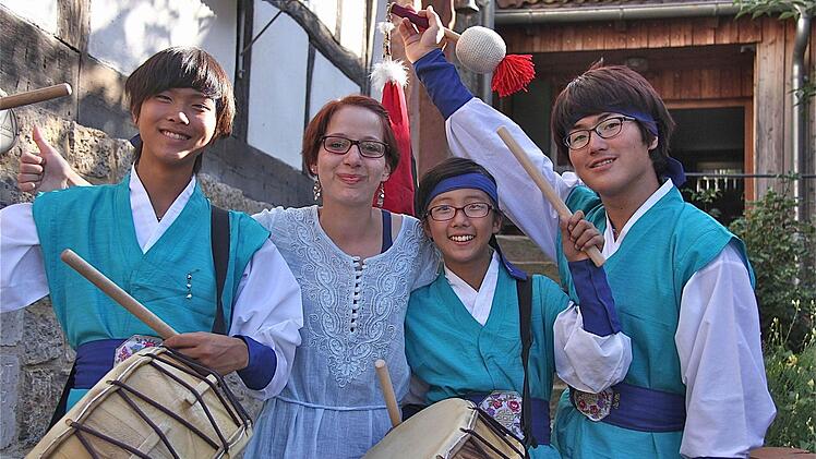 Regina Mützel mit den Gästen aus Korea (von links): Junghun, Gyeyoung und Hanshin  Foto: Gerd Schaar