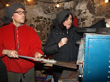 Bei der "Sternennacht" des Faschingsclubs kümmerten sich Sascha und Sandra Greubel um frische Flammkuchen.  Foto: Stefan Geiger