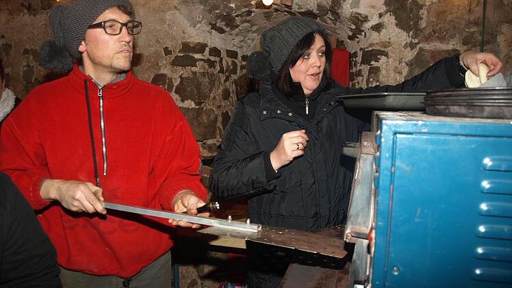 Bei der "Sternennacht" des Faschingsclubs kümmerten sich Sascha und Sandra Greubel um frische Flammkuchen.  Foto: Stefan Geiger