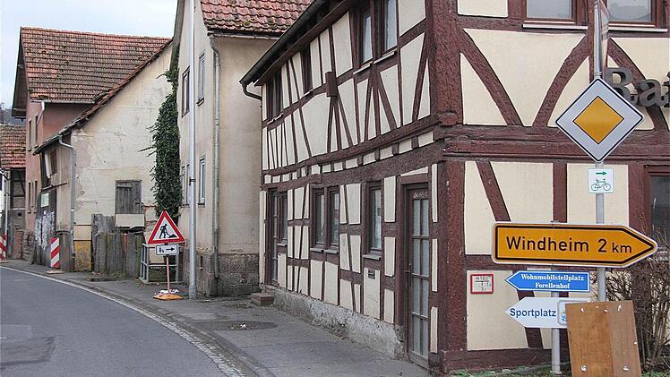 Die Abrissbirne schwebt über der ehemaligen Raiffeisenbankfiliale (vorn mit Fachwerk) und dem dahinter liegenden Anwesen Christ.