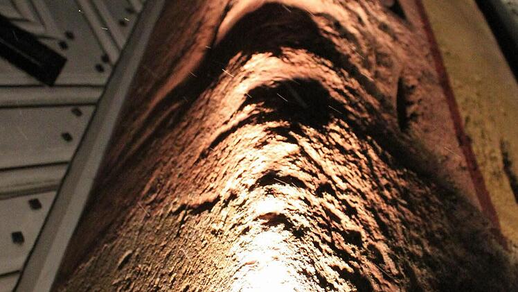 Erst durch das Licht kommt die Struktur in den Hausmauern so richtig zur Geltung.