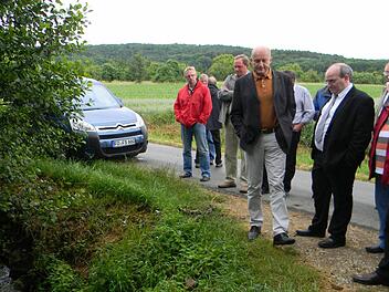 Claus Schwarzmann (vorne) inspiziert die vermeintlich illegale Zufahrt am Reiterhof.Foto: Lengenfelder