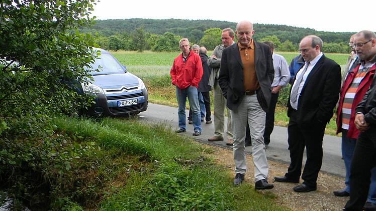 Claus Schwarzmann (vorne) inspiziert die vermeintlich illegale Zufahrt am Reiterhof.Foto: Lengenfelder