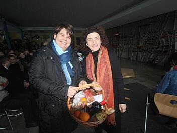 Ursula Dölling (r.) dankt Daniela Schneider. Fotos: Michael Busch