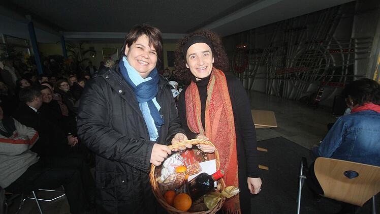 Ursula Dölling (r.) dankt Daniela Schneider. Fotos: Michael Busch