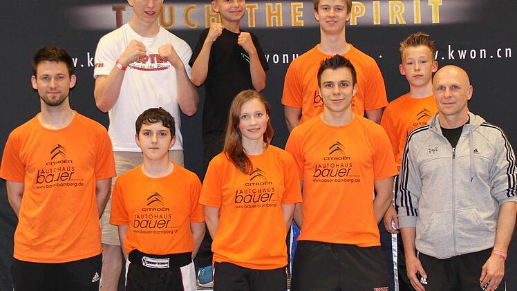 Erfolgreich kehrten die Eberner Kickboxer 14 Tage vor den Deutschen Meisterschaften vom internationalen Turnier aus Kornwestheim zurück, hinten von links Dirk Scmidt, Dariaus Strätz, Dominique Zeitler, Leon Derbfuß, vorne von links Stefan Kaffer, David Kallnbach, Johanna Zeitler, Vincent Schorn, Coach Schorn.