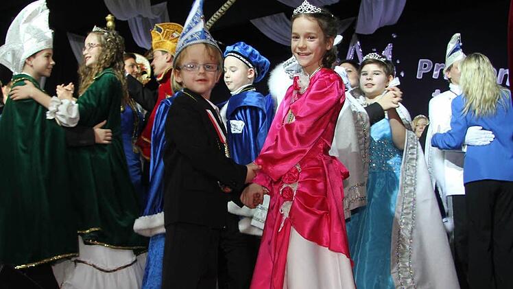 Die Kleinsten hatten richtig Spaß: Victoria (8) und ihr Prinz Andor (6) aus Frohnlach. Foto: Sonja Adam