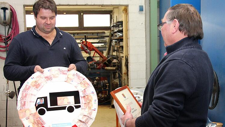 Manfred Litz überreicht ein originelles Geschenk im Namen der Kollegen