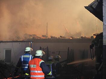 Am frühen Donnerstagmorgen (9.04.2015) fing eine 1300 Quadratmeter große Stallung eines Bauernhofes in Bischofsheim in der Stadt Zeil im Landkreis Haßberge Feuer. Rund 160 Feuerwehrleute und andere Helfer waren vor Ort. Keine Überlebenschancen hatten nach Feuerwehrangaben rund 200 Säue und 400 Ferkel im Inneren des Stalls.  Foto: News5/Herse
