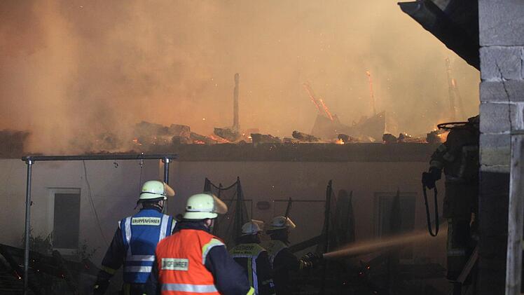 Am frühen Donnerstagmorgen (9.04.2015) fing eine 1300 Quadratmeter große Stallung eines Bauernhofes in Bischofsheim in der Stadt Zeil im Landkreis Haßberge Feuer. Rund 160 Feuerwehrleute und andere Helfer waren vor Ort. Keine Überlebenschancen hatten nach Feuerwehrangaben rund 200 Säue und 400 Ferkel im Inneren des Stalls.  Foto: News5/Herse