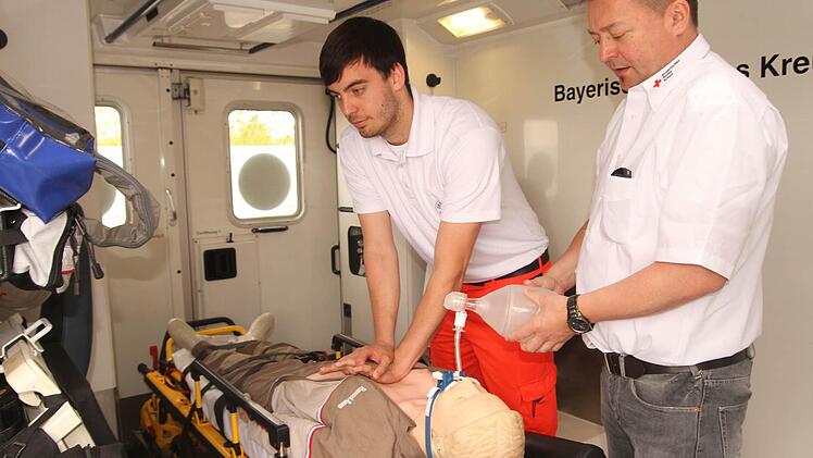 Das Bayerische Rote Kreuz gab Einblicke in seine Aufgaben und informierte über den neuen Lehrberuf "Notfallsanitäter", hier Ausbildungsleiter Wolfgang Brühl mit Azubi Julian Denninger aus Ermershausen (von rechts).