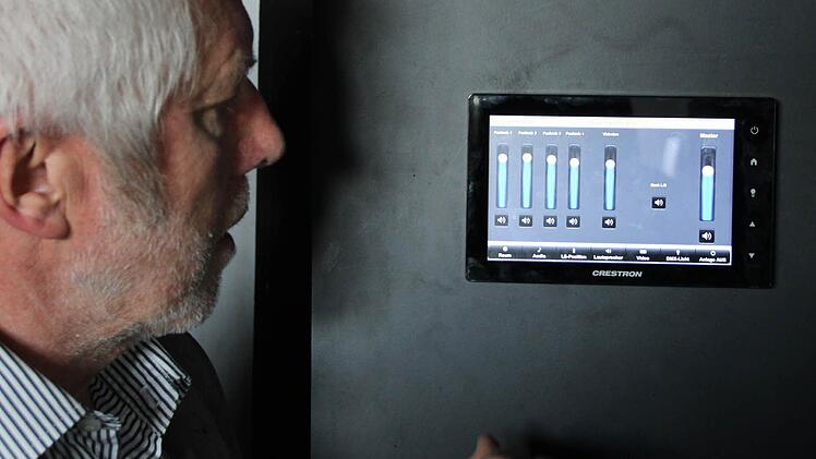 Über ein Touchpad werden Licht und Ton gesteuert. Foto: Andreas Dorsch