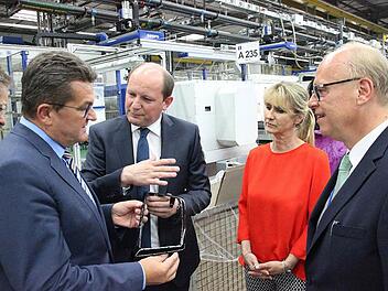Staatssekretär Franz Josef Pschierer (2. v.l.) bei der Werksführung durch das Unternehmen Dr. Schneider in Neuses. Technischer Leiter Wolfgang Beer (Mitte), Gesellschafterin Sylvia Schmidt und kaufmännischer Leiter Wilhelm Wirth (rechts) erläuterten ihm die Herstellung einer Blende aus der Mercedes M-Klasse. Mit im Bild IHK-Vizepräsident Hans Rebhan (links).  Foto: Friedwald Schedel