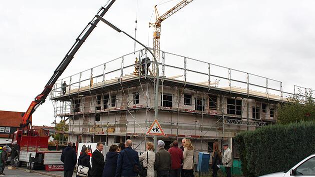 Für den neuen Paul-Gerhardt-Kindergarten wurde am Dienstag Richtfest gefeiert. Fotos: Jochen Nützel