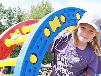 Neben den Klassikern auf der &Auml;ktschnwiese wie hier auf dem Archivbild, gibt es bei der Zelttheaterwoche 2017 einige Neuerungen, wie die gro&szlig;e Rockb&uuml;hne, auf der drei Konzerte geplant sind.  Foto: Carmen Schmitt