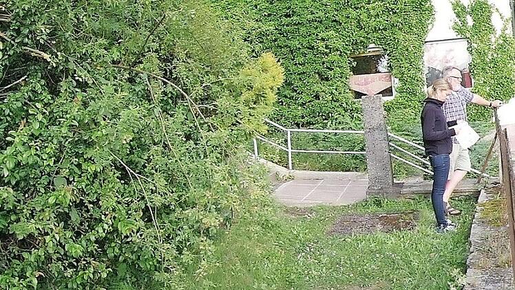 Von hier aus ist der barrierefreie Zugang zum Josefsheim angedacht. Er wird über die Treppenanlage bis an die Mauer des Josefsheims führen, an dessen Gebäudemauern entlang und um die Ecke bis zum unteren Eingang.
