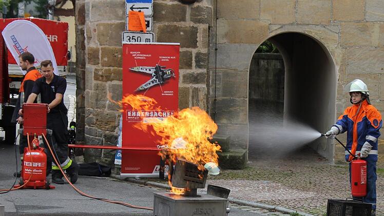 Die Feuerwehr Ebern simulierte verschiedene Brände und führte das Löschen vor. Foto: Janina Reuter