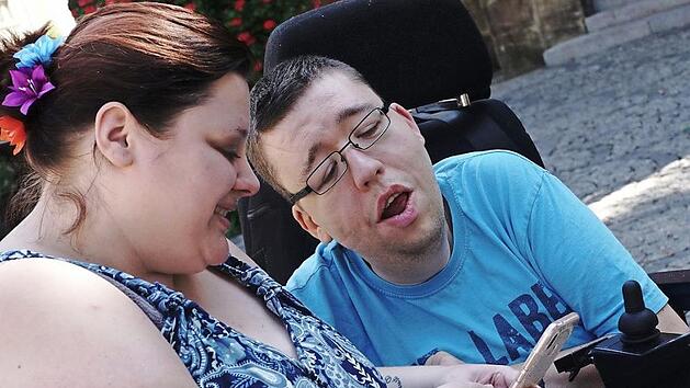 Nadine und Benjamin Str&uuml;h schauen sich online immer wieder den Wohnungsmarkt in und um Bamberg an. Eine passende Immobilie - ob zur Miete oder m&ouml;glicherweise zum Kauf - ist f&uuml;r sie schwierig zu finden. Denn diese m&uuml;sste barrierefrei sein und ein Hund muss erlaubt sein.  Foto: Sarah Seewald