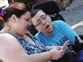 Nadine und Benjamin Strüh schauen sich online immer wieder den Wohnungsmarkt in und um Bamberg an. Eine passende Immobilie - ob zur Miete oder möglicherweise zum Kauf - ist für sie schwierig zu finden. Denn diese müsste barrierefrei sein und ein Hund muss erlaubt sein.  Foto: Sarah Seewald