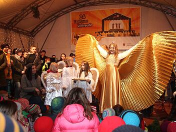 Die Kinder drängten sich vor der Bühne, als das Christkind den Weihnachtsmarkt eröffnete.    Foto: Richard Sänger