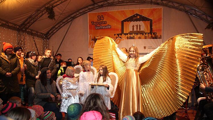 Die Kinder drängten sich vor der Bühne, als das Christkind den Weihnachtsmarkt eröffnete.    Foto: Richard Sänger