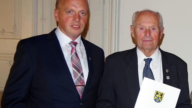 Der mit 95 Jahre älteste Geehrte Josef Förtsch aus Hirschfeld mit Steinbachs Bürgermeister Thomas Löffler  Foto: Heike Schülein