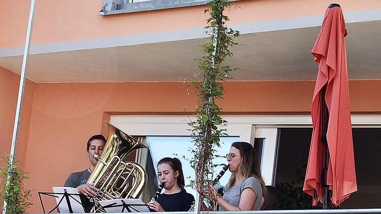 Familie Gerlach spielt auf ihrem Balkon. Bianca Volkert