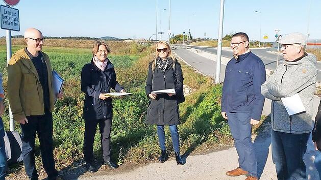 Ortstermin im Forchheimer S&uuml;den am Kreisel vor dem Pendlerparkplatz &bdquo;Bahnhof in Kersbach&ldquo; (von links): Andreas Kuchler und J&uuml;rgen Koch von der &bdquo;Arbeitsgruppe Fahrradfreundliches Unternehmen&ldquo; der Firma Siemens Healthineers, B&uuml;rgermeisterin Annette Prechtel, Corinna Stirnwei&szlig;, Leiterin des Stadtplanungsamtes, Herbert Fuchs, Referatsleiter des st&auml;dtischen Bau-, Gr&uuml;n- und B&auml;derbetriebs, Klaus Bartosch, Leiter des st&auml;dtischen Bauhofs, und Roland Br&uuml;tting, Leiter des Stra&szlig;enverkehrsamtes Forchheim