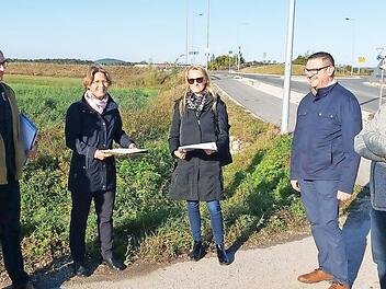 Ortstermin im Forchheimer Süden am Kreisel vor dem Pendlerparkplatz „Bahnhof in Kersbach“ (von links): Andreas Kuchler und Jürgen Koch von der „Arbeitsgruppe Fahrradfreundliches Unternehmen“ der Firma Siemens Healthineers, Bürgermeisterin Annette Prechtel, Corinna Stirnweiß, Leiterin des Stadtplanungsamtes, Herbert Fuchs, Referatsleiter des städtischen Bau-, Grün- und Bäderbetriebs, Klaus Bartosch, Leiter des städtischen Bauhofs, und Roland Brütting, Leiter des Straßenverkehrsamtes Forchheim