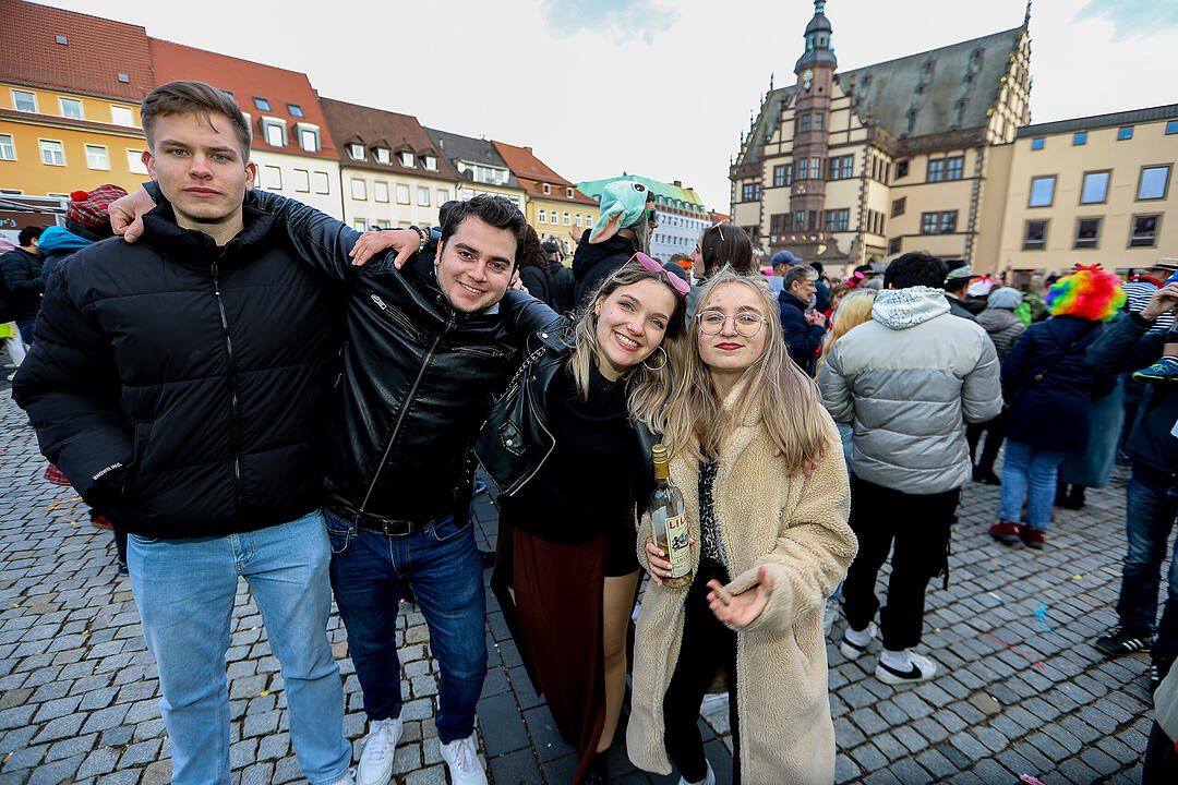 Große Party nach dem Faschingsumzug am Marktplatz.
