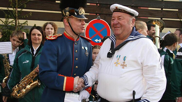 Eine beachtliche Leistung hat Günther Müller bewiesen: Er ist seit 50 Jahren aktiv mit von der Partie, zollte der Vorsitzende der Soldatenkameradschaft Christopher Zeuß dem langjährigen "Matrosen" größten Respekt.