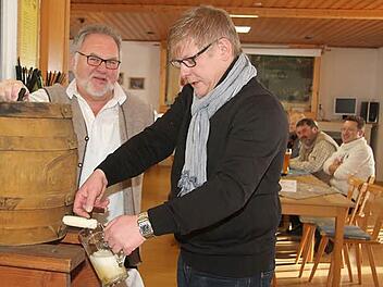 Frank Wilzok hat seinen Versprecher mit Humor genommen und den Lehenthalern ein 30-Liter-Fässla Bier spendiert. Natürlich zapfte auch Ortssprecher Wolfgang Michel mit an. Foto: Sonja Adam