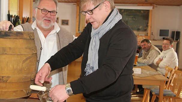 Frank Wilzok hat seinen Versprecher mit Humor genommen und den Lehenthalern ein 30-Liter-Fässla Bier spendiert. Natürlich zapfte auch Ortssprecher Wolfgang Michel mit an. Foto: Sonja Adam
