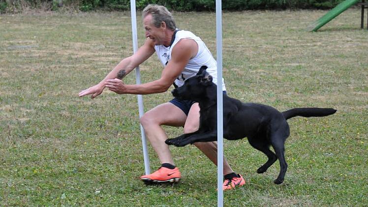 Wer ist schneller, Marvin Gawron von den Hundefreunden Eltmann oder sein Hund Aila? Beide gewannen mit viel Einsatz den Vierkampf 2 beim Hundesportturnier des Vereins für Hundesport Wonfurt. Foto: Ulrike Langer