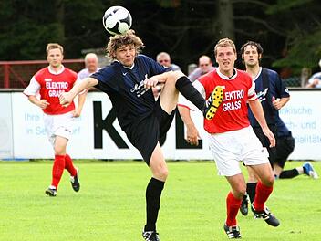 Andreas Dippold - hier im Trikot des FC Marktleugast gegen den TSV Presseck - tritt sein erstes Amt als Spielertrainer an. Er folgt dem Ruf fdes Kreisklassisten SSV Peesten.  Foto: Archiv