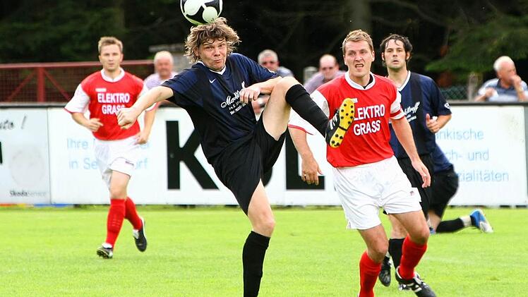 Andreas Dippold - hier im Trikot des FC Marktleugast gegen den TSV Presseck - tritt sein erstes Amt als Spielertrainer an. Er folgt dem Ruf fdes Kreisklassisten SSV Peesten.  Foto: Archiv