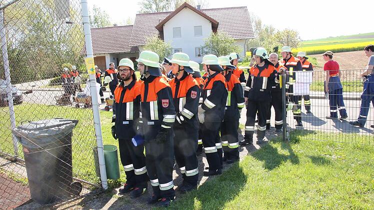 Und Action! Bilder vom Erwachsenenleistungsmarsch der oberfränkischen Feuerwehren in Großheirath (Landkreis Coburg). Fotos: Michael Stelzner